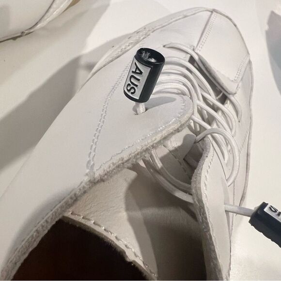 Salkind HANDCRAFTED DESIGN: Featuring meticulous hand-stitched details along - Picture 9 of 11
